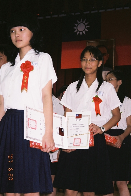 F1020018