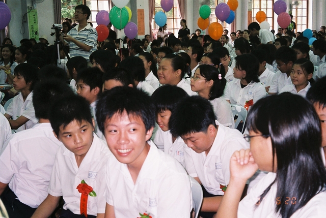F1020037